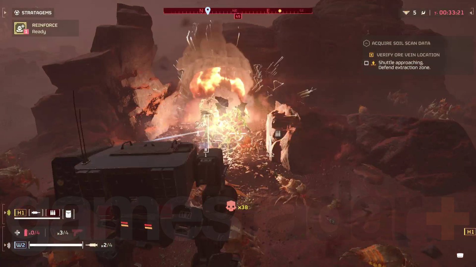 Экзокостюм в Helldivers 2 сражается с термитами